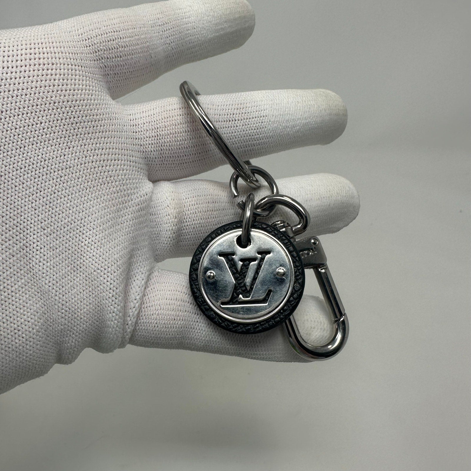 Louis Vuitton LV Cut Circle Key Ring Holder Black Silver
