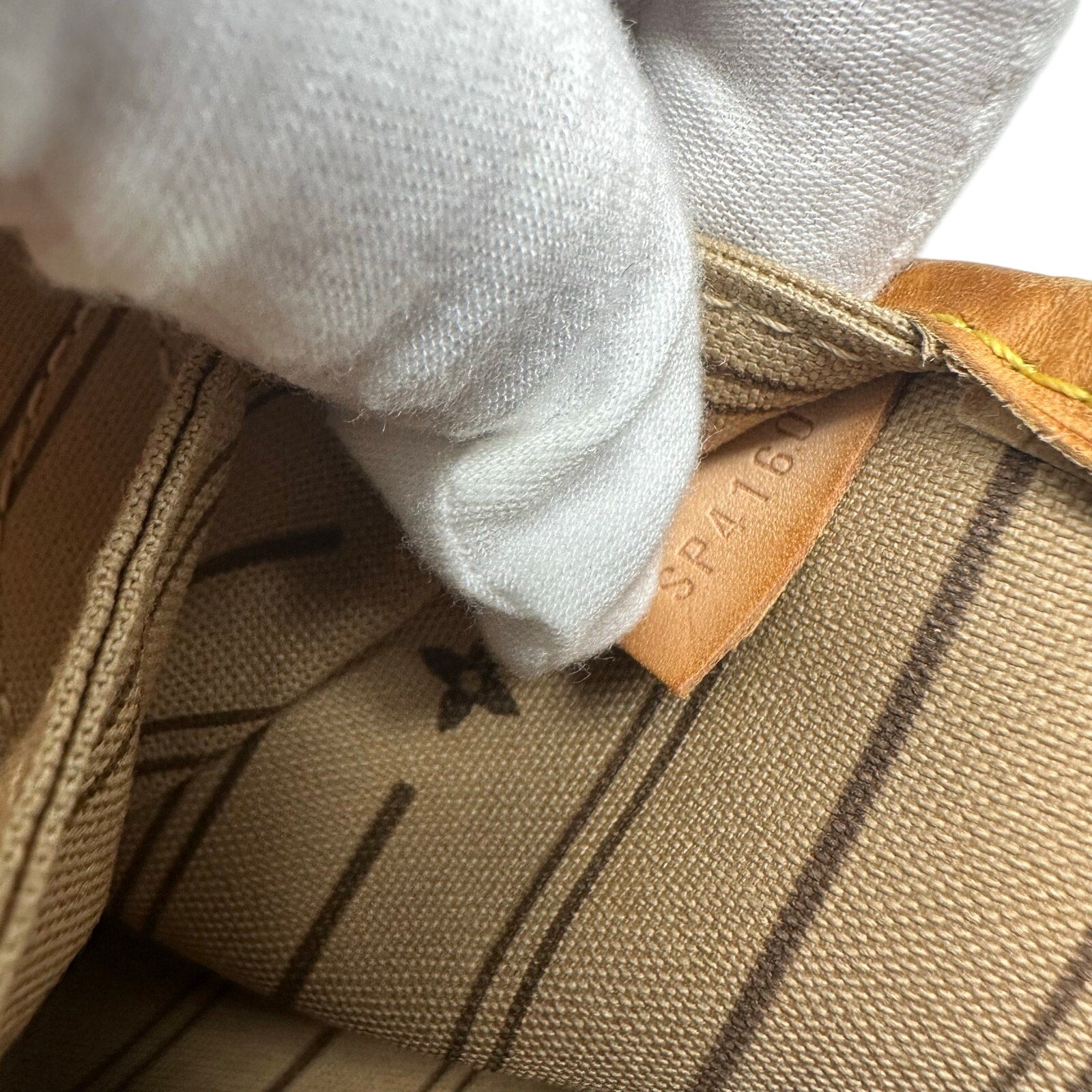 Louis Vuitton LV Monogram Neverfull MM Tote Bag Beige Interior